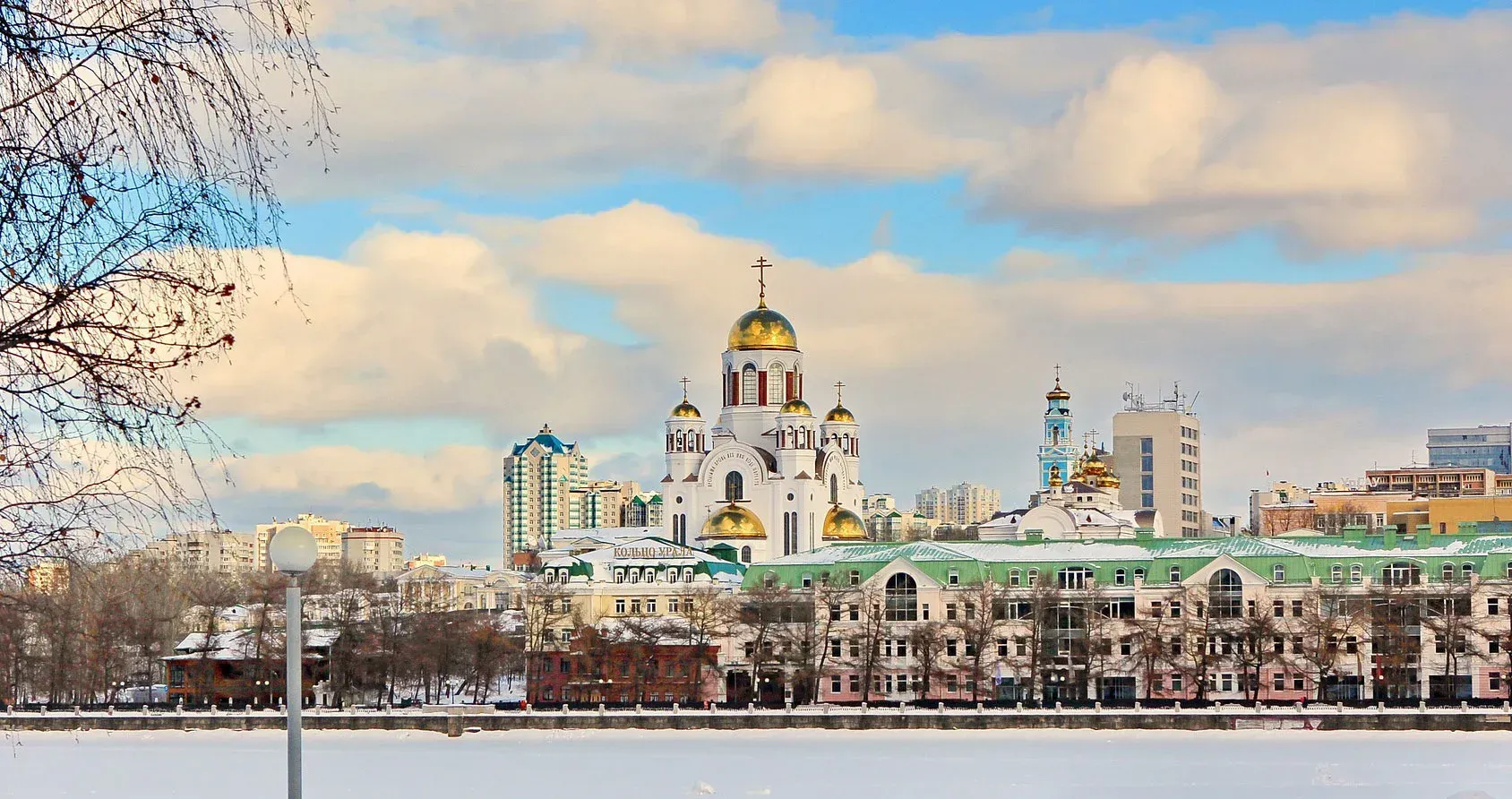 Pessoa em camelo no deserto