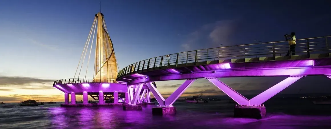 Pessoa em camelo no deserto