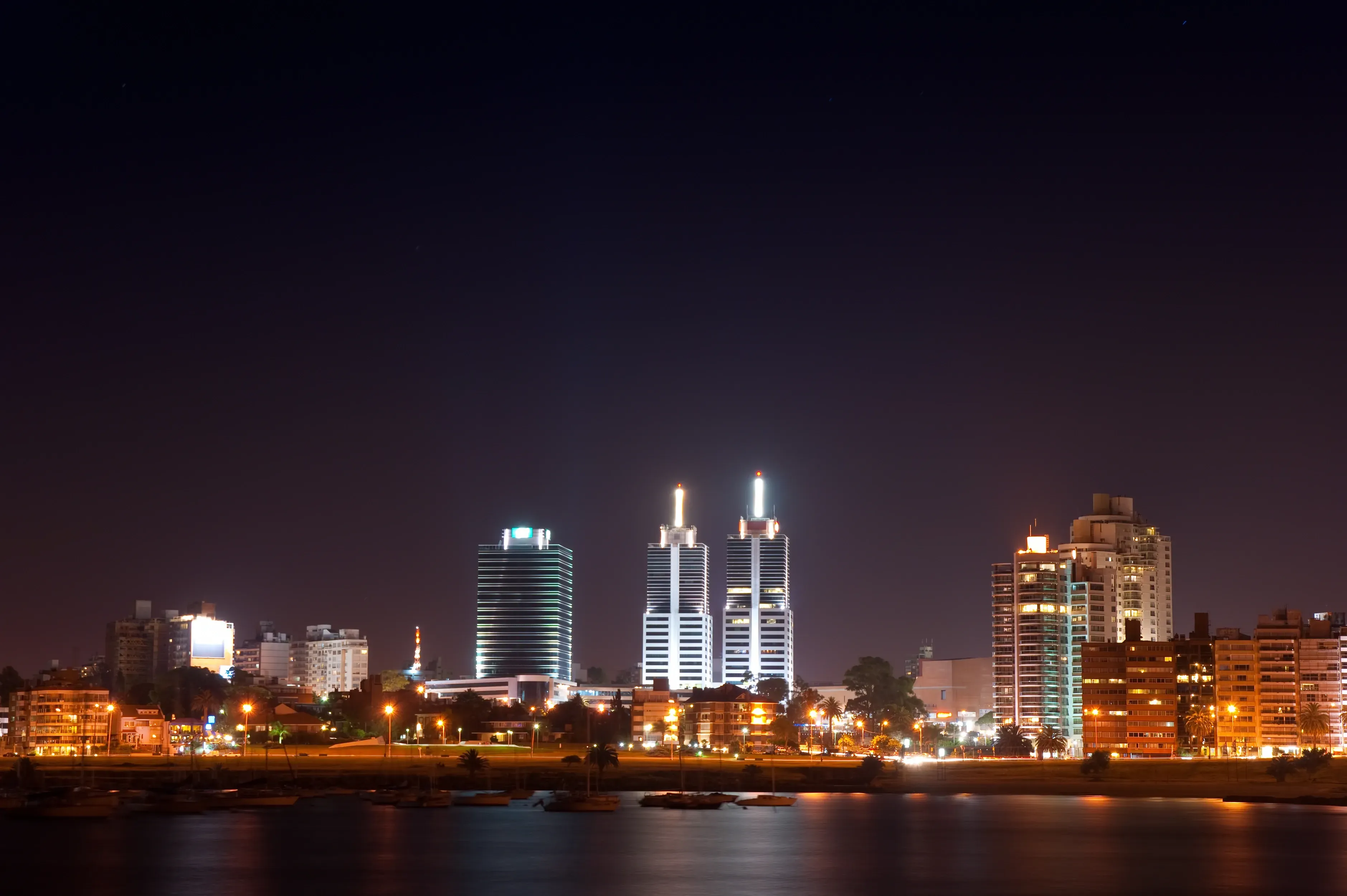 Vista a Noite em Montevideo