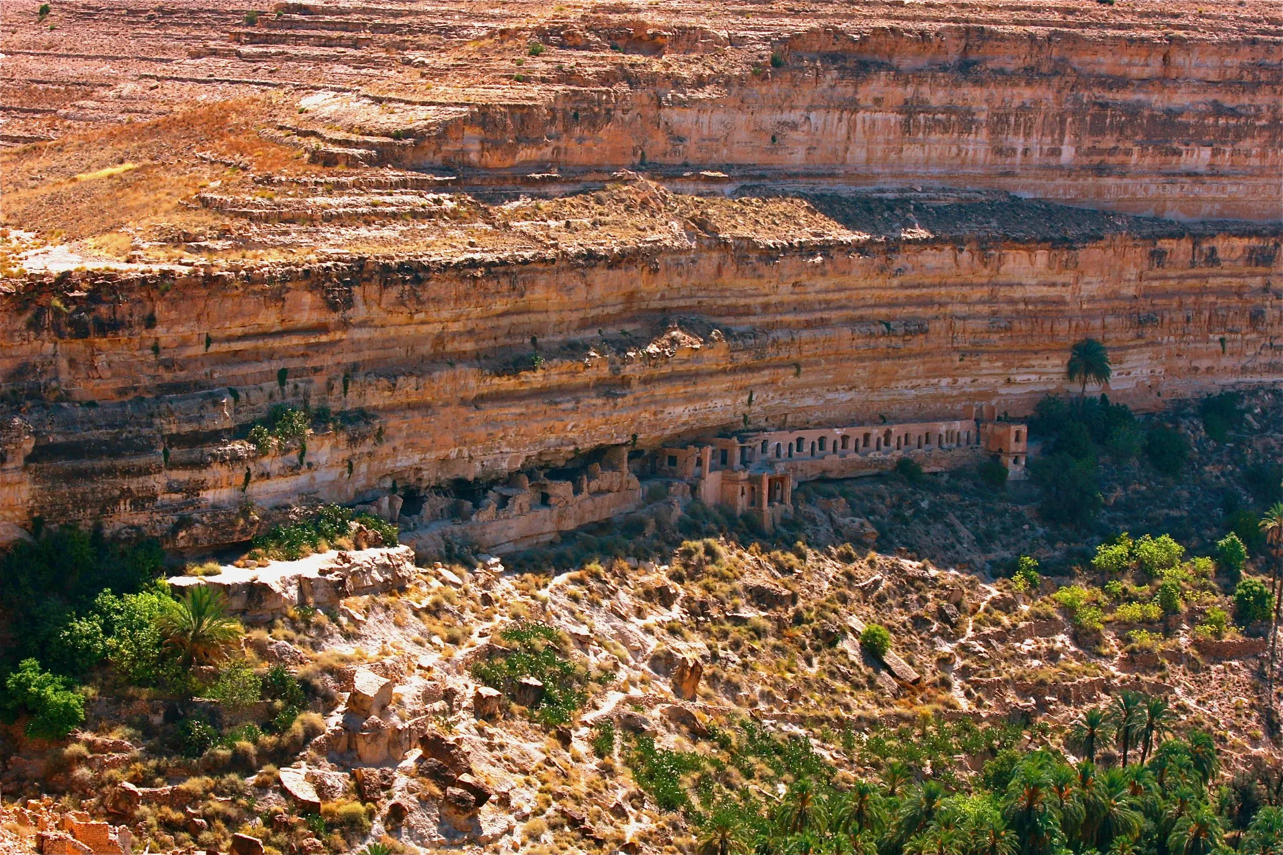 Pessoa em camelo no deserto