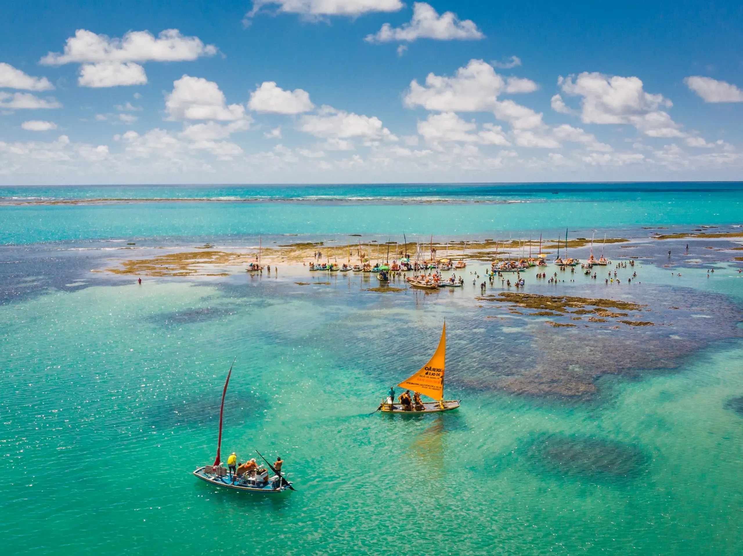 Pessoa em camelo no deserto