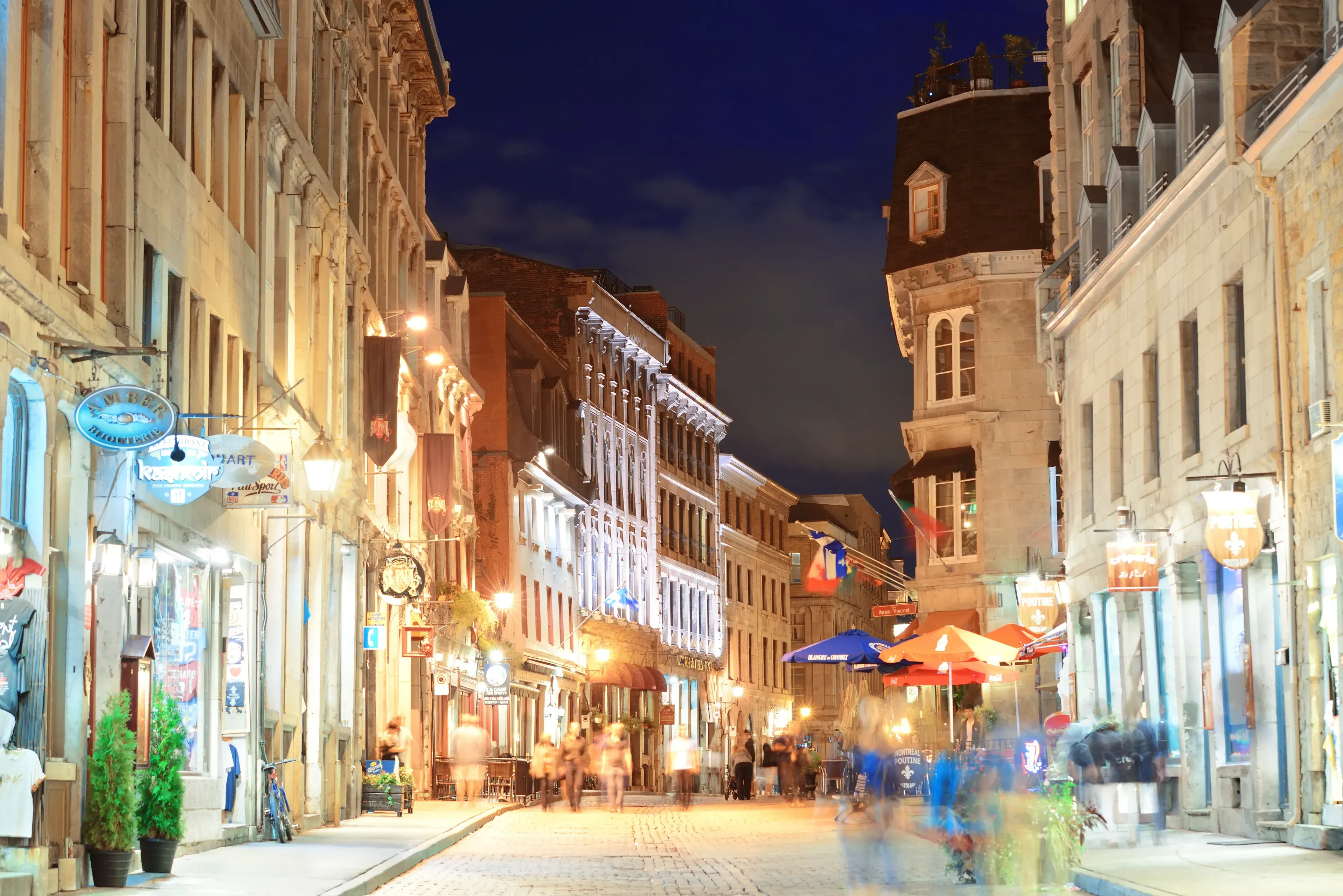 Pessoa em camelo no deserto