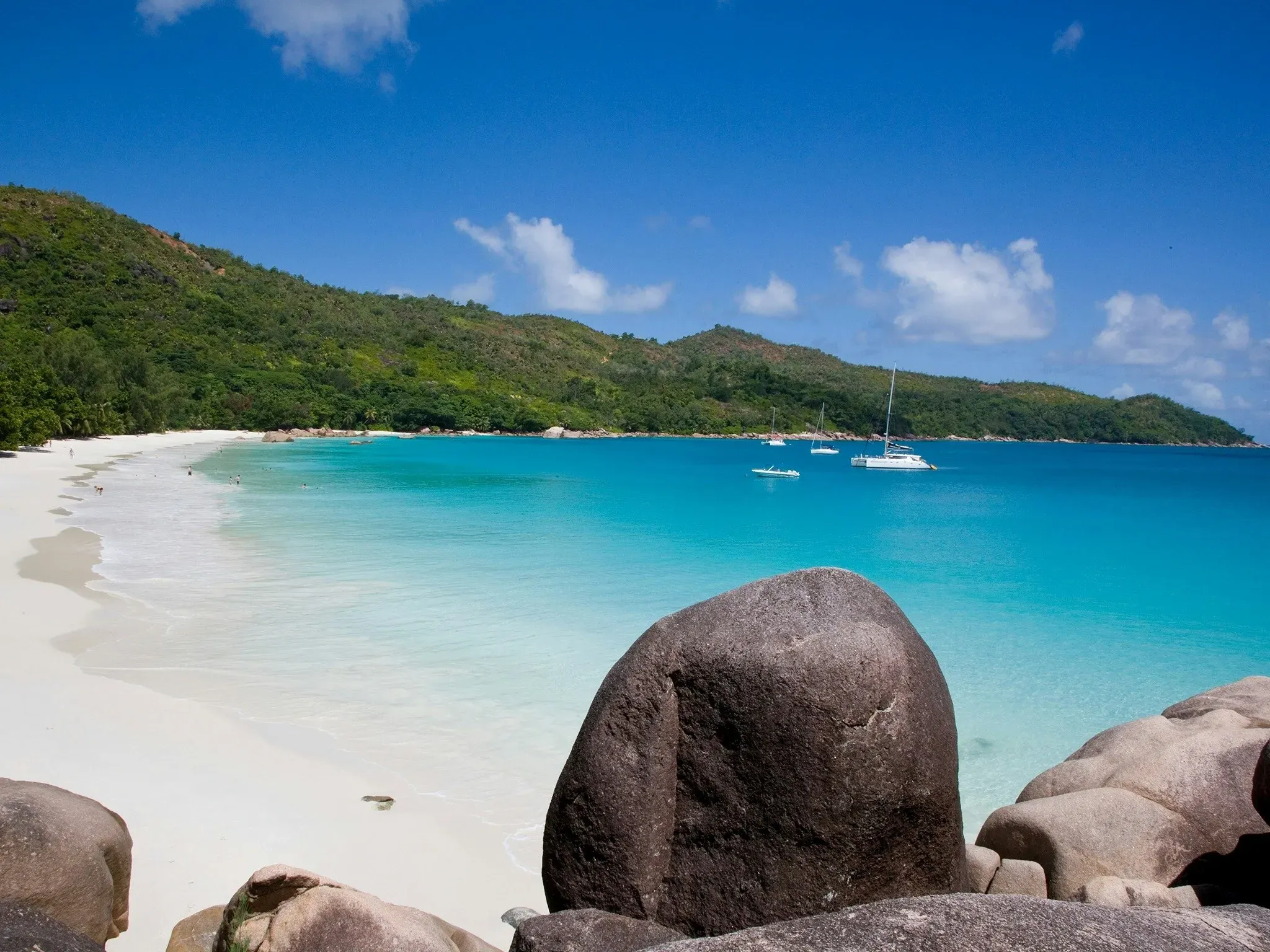 Pessoa em camelo no deserto