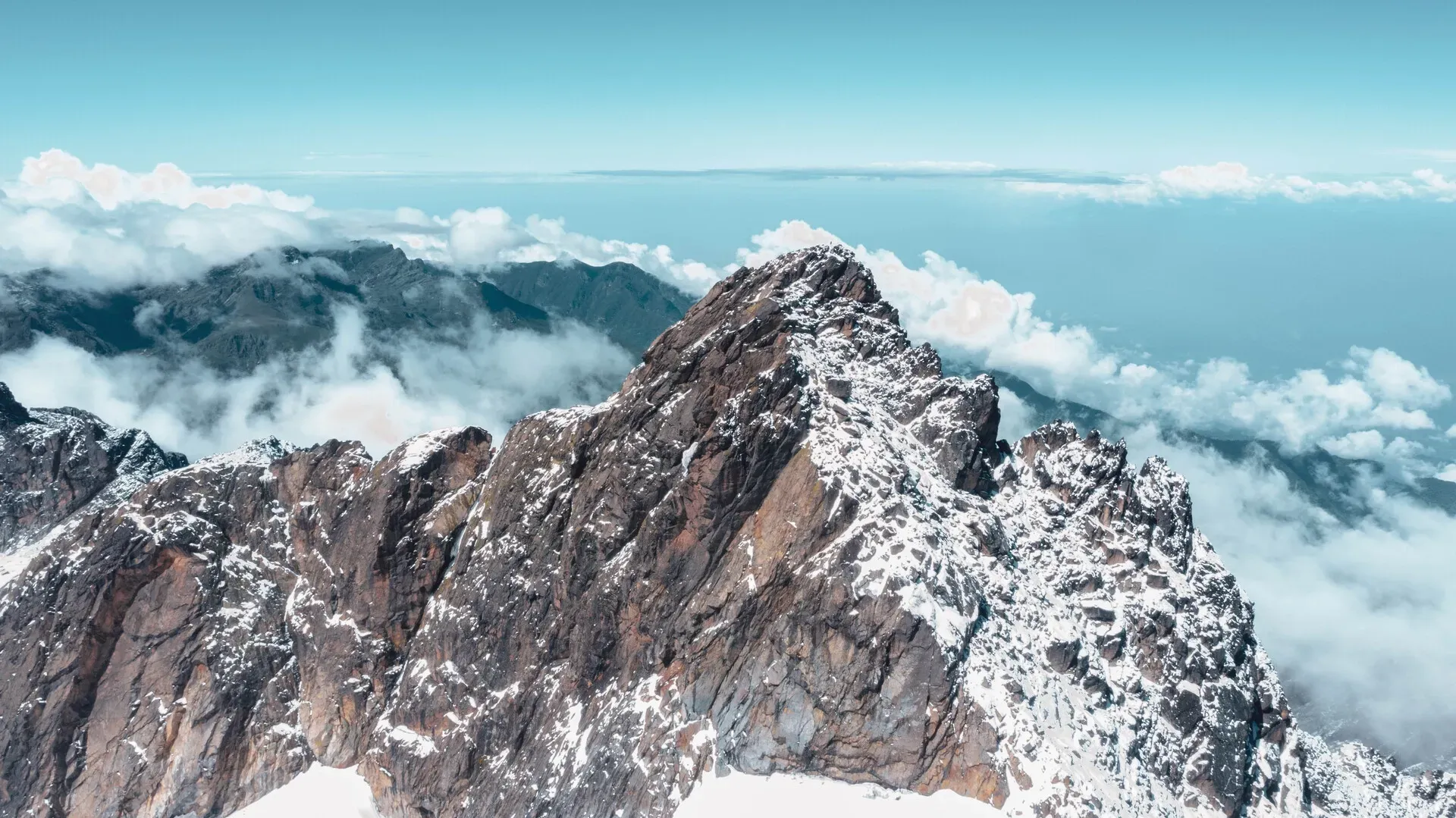 Pessoa em camelo no deserto