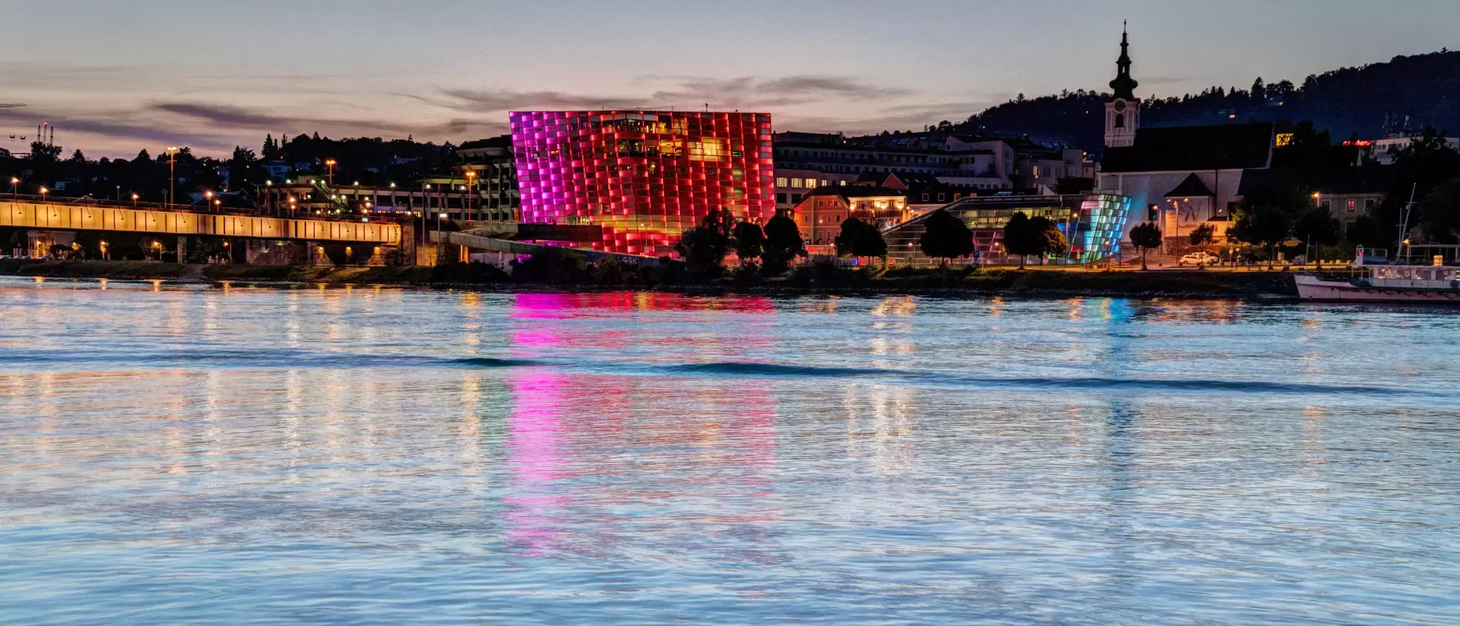 Pessoa em camelo no deserto