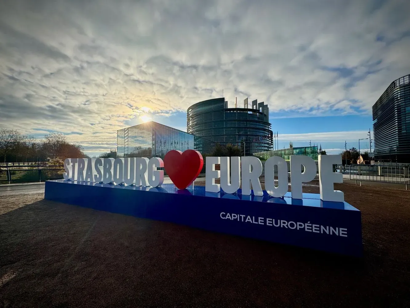 Pessoa em camelo no deserto