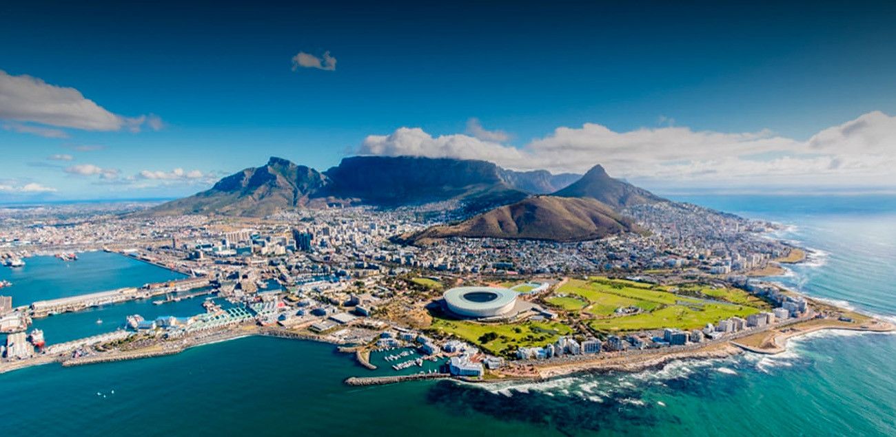 Pessoa em camelo no deserto