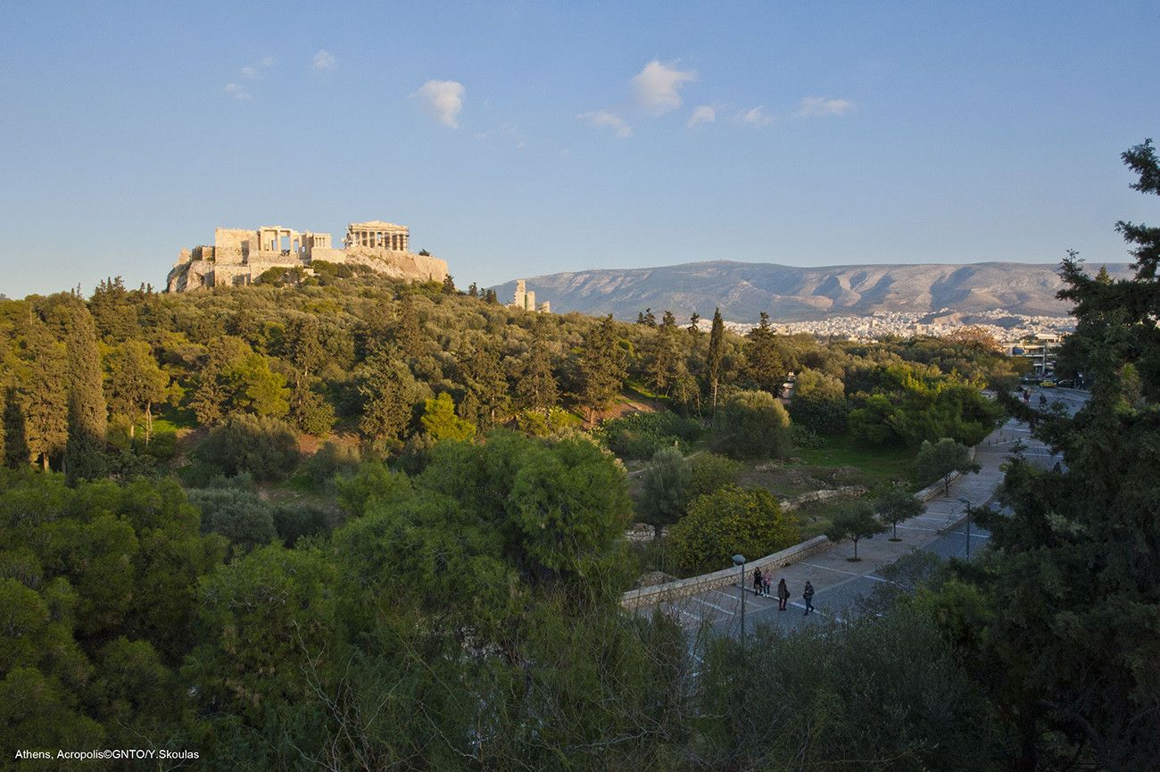 Pessoa em camelo no deserto