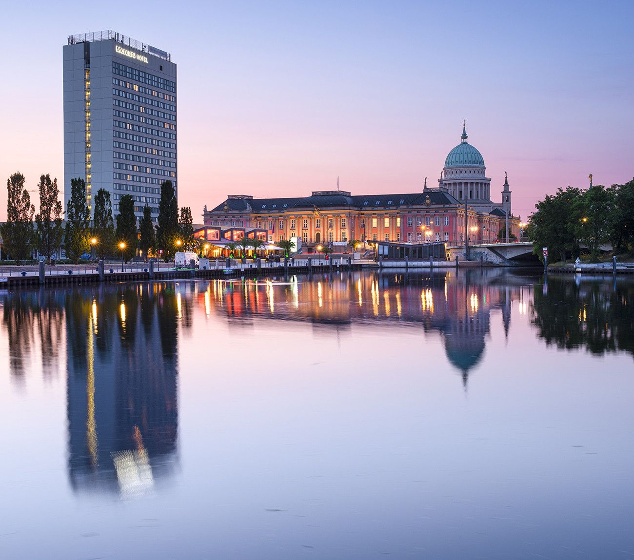 Pessoa em camelo no deserto