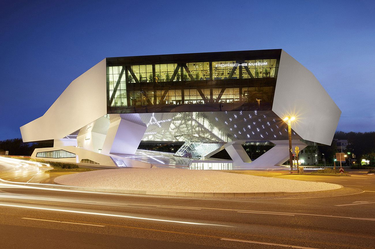 Pessoa em camelo no deserto