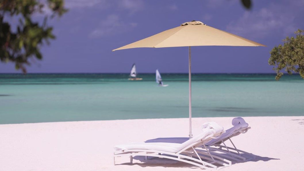 Pessoa em camelo no deserto