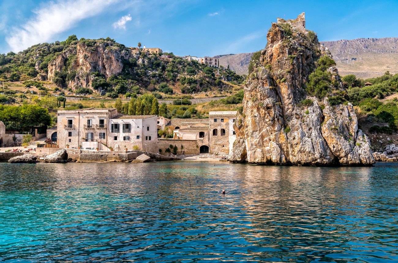 Pessoa em camelo no deserto