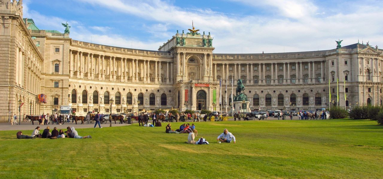 Pessoa em camelo no deserto