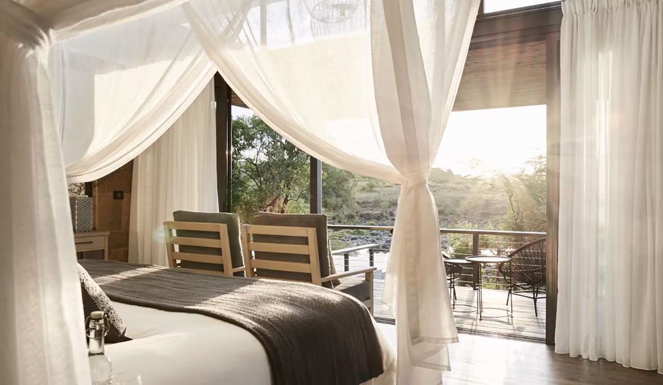 Pessoa em camelo no deserto