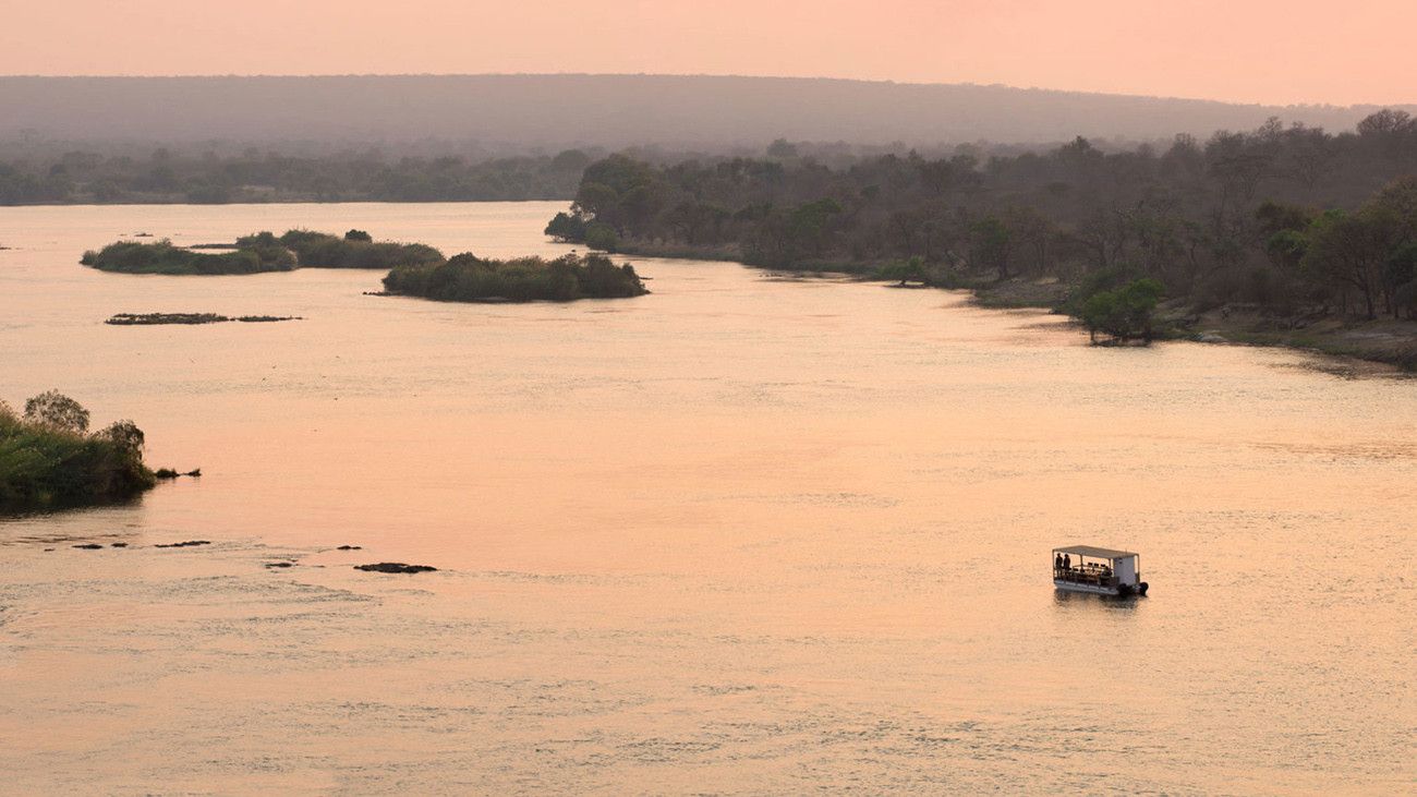 Pessoa em camelo no deserto