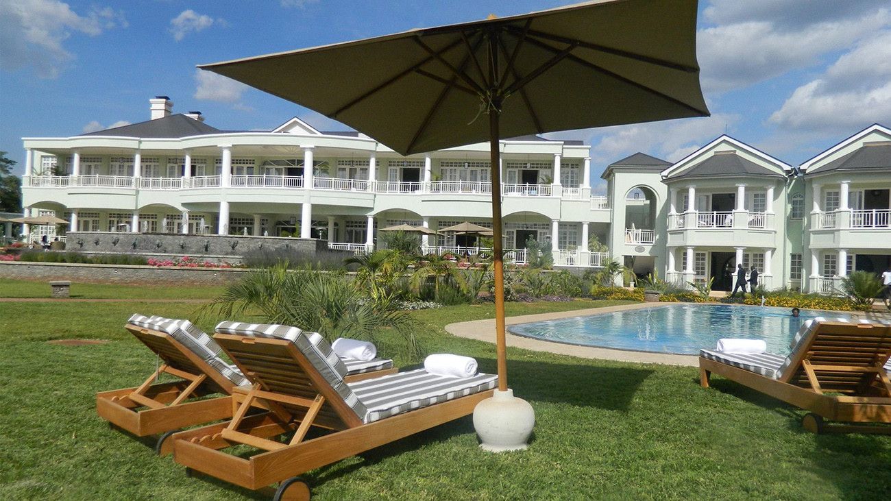 Pessoa em camelo no deserto