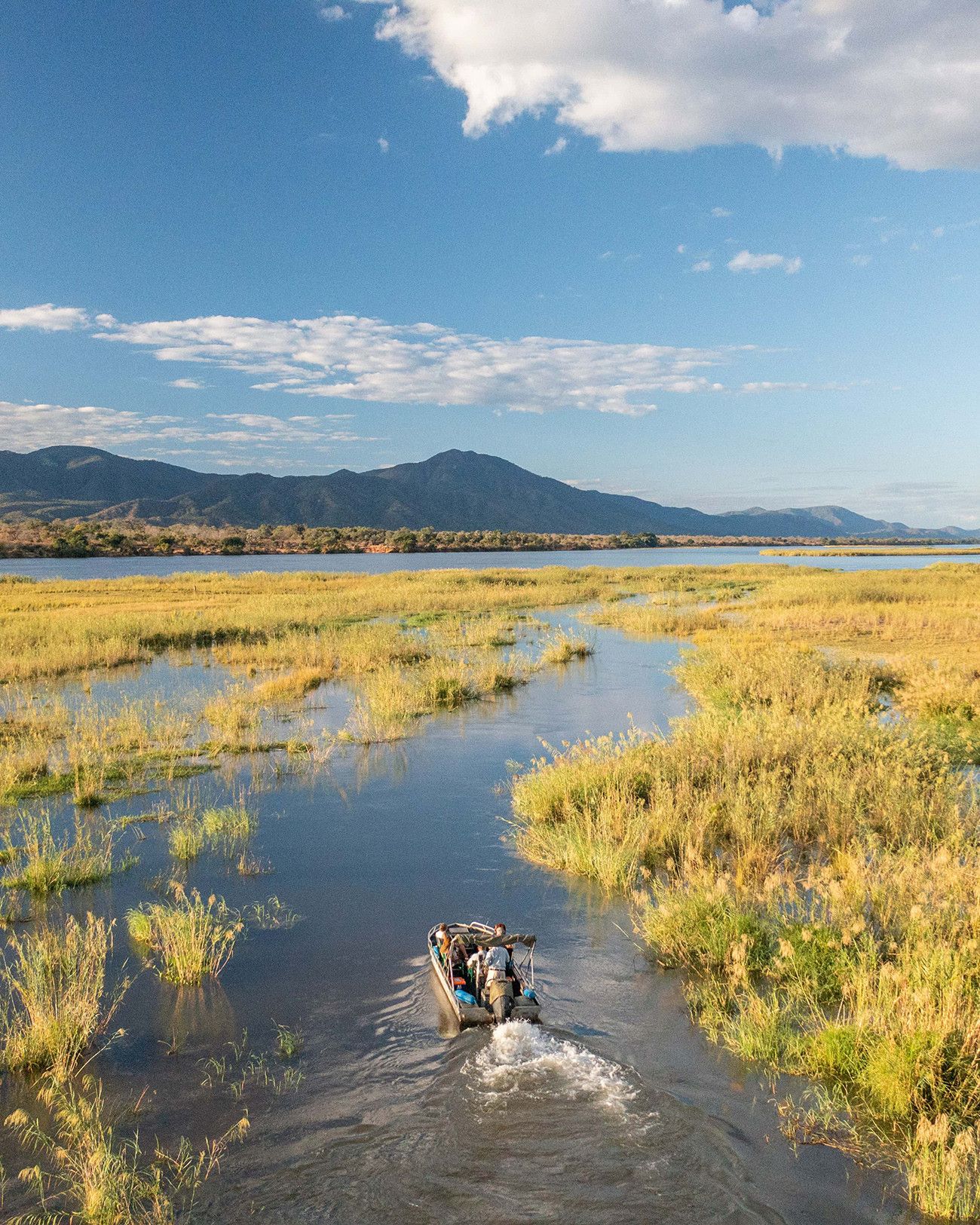 Fly Me Around Zambia com Safáris e Paisagens Deslumbrantes