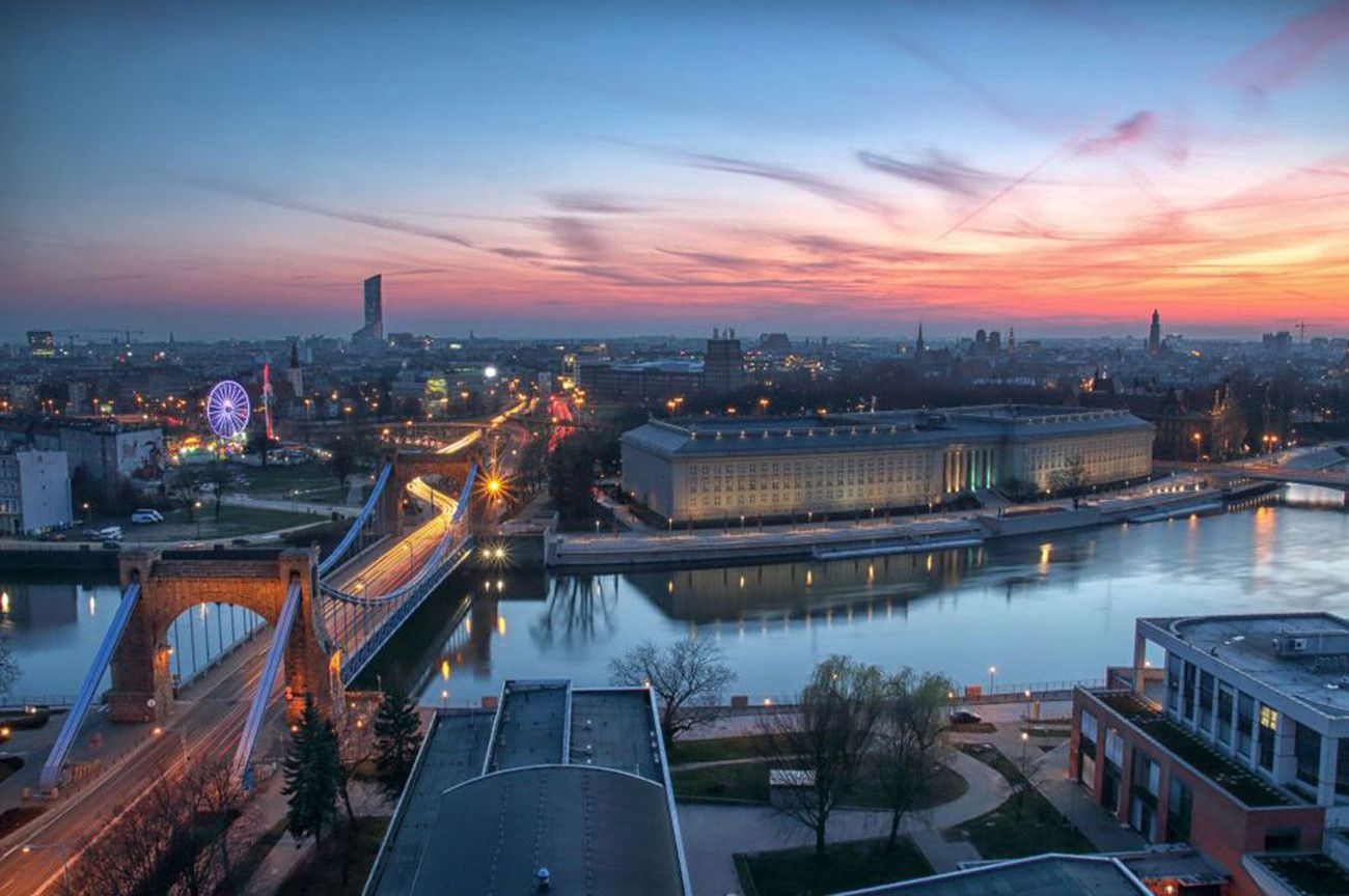 Pessoa em camelo no deserto