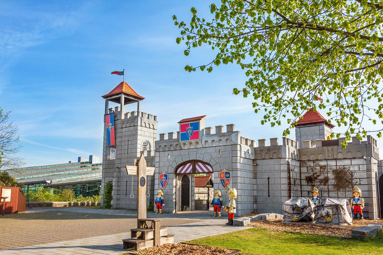 Pessoa em camelo no deserto