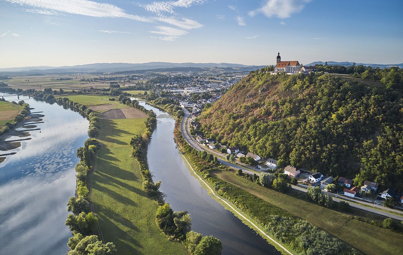 Pessoa em camelo no deserto