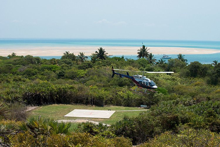 Pessoa em camelo no deserto