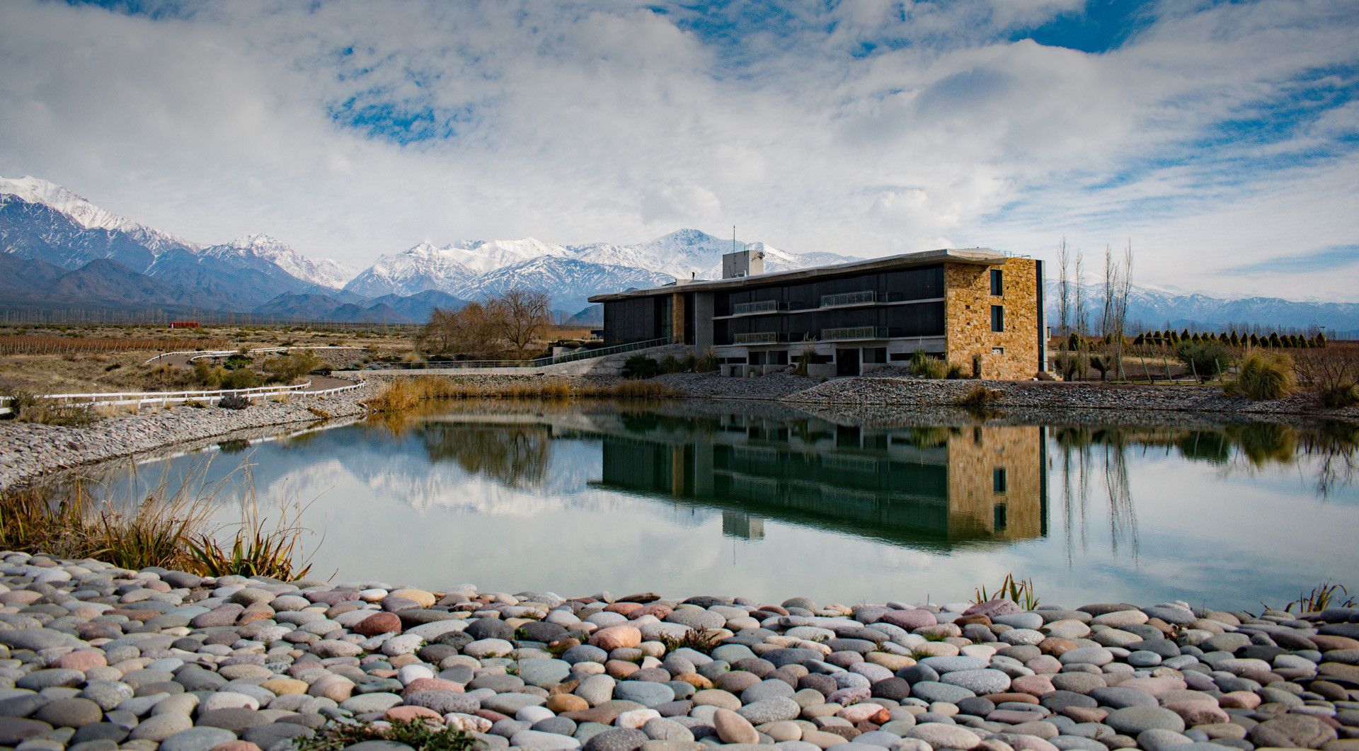 Pessoa em camelo no deserto