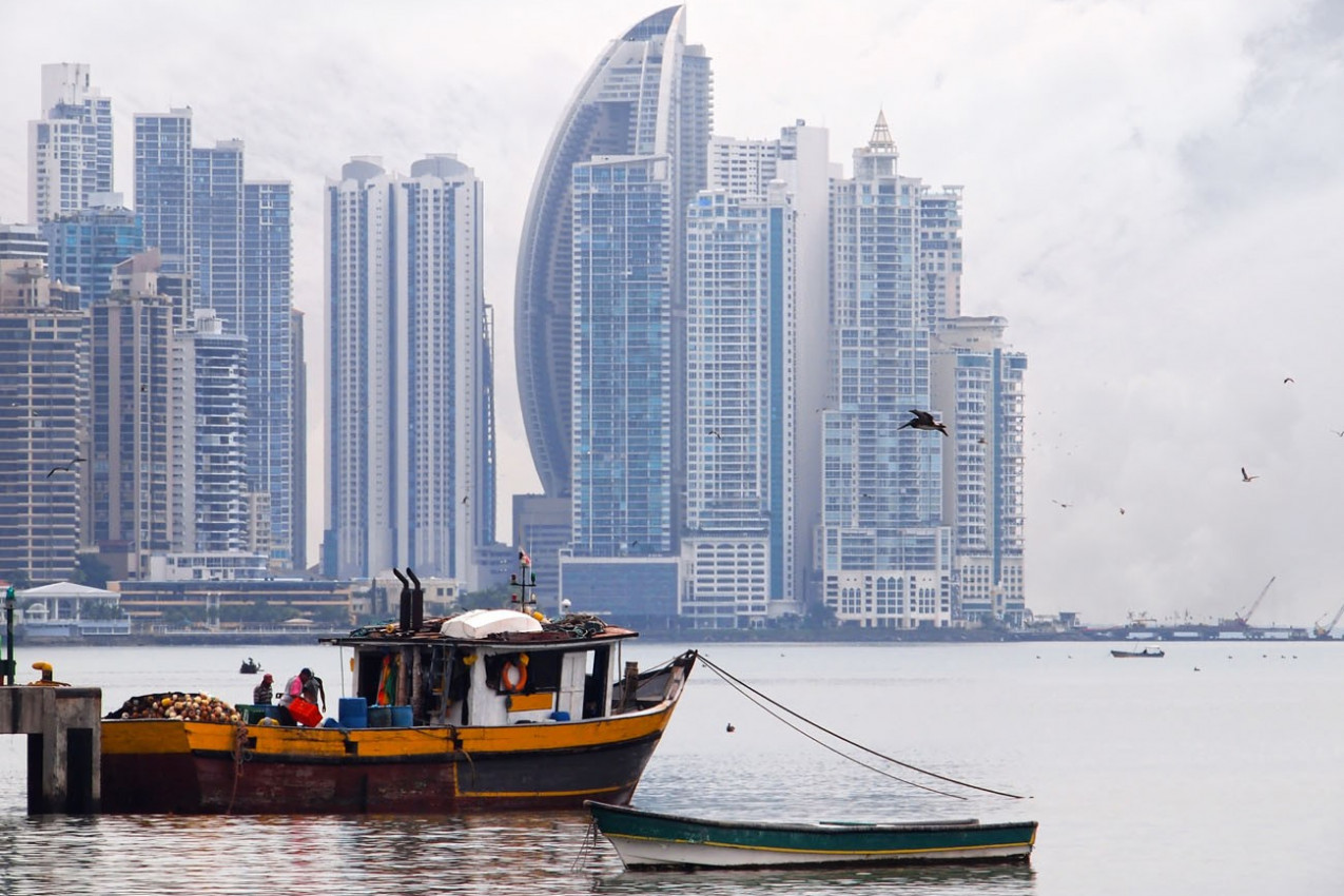 Barco de pesca com arranha-céus no fundo Panamá