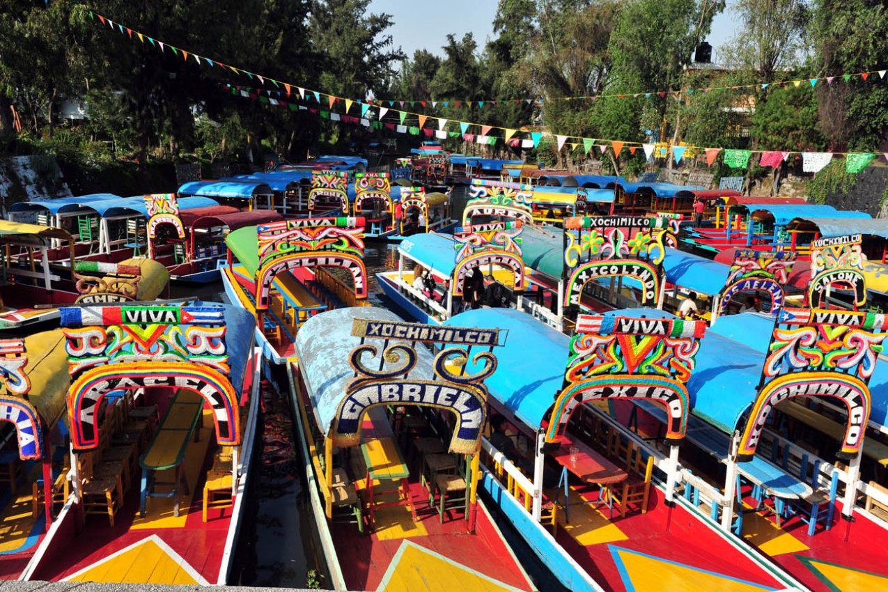 Coloridas gondolas mexicanas a taxa flutuante jardins de xochimilco na Cidade do Mexico