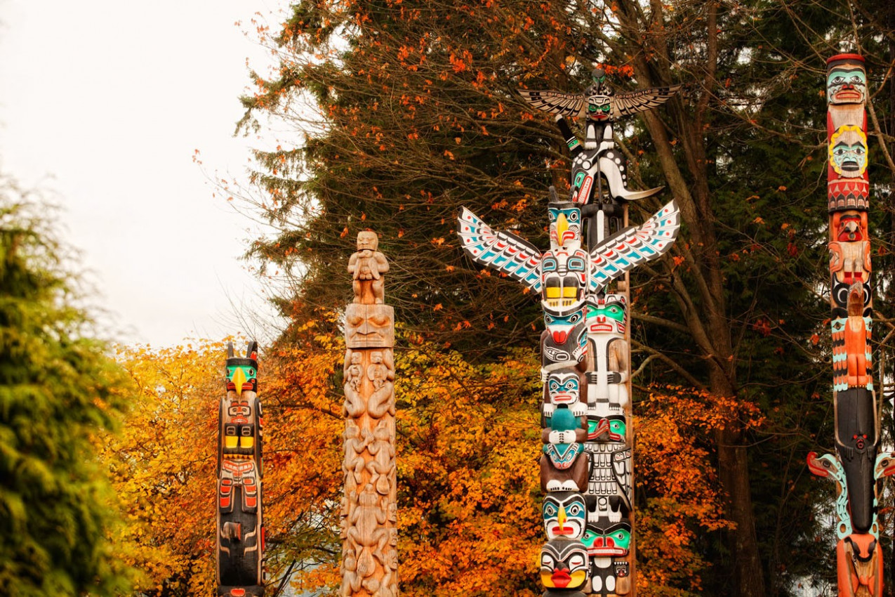 Totems indígenas em Vancouver