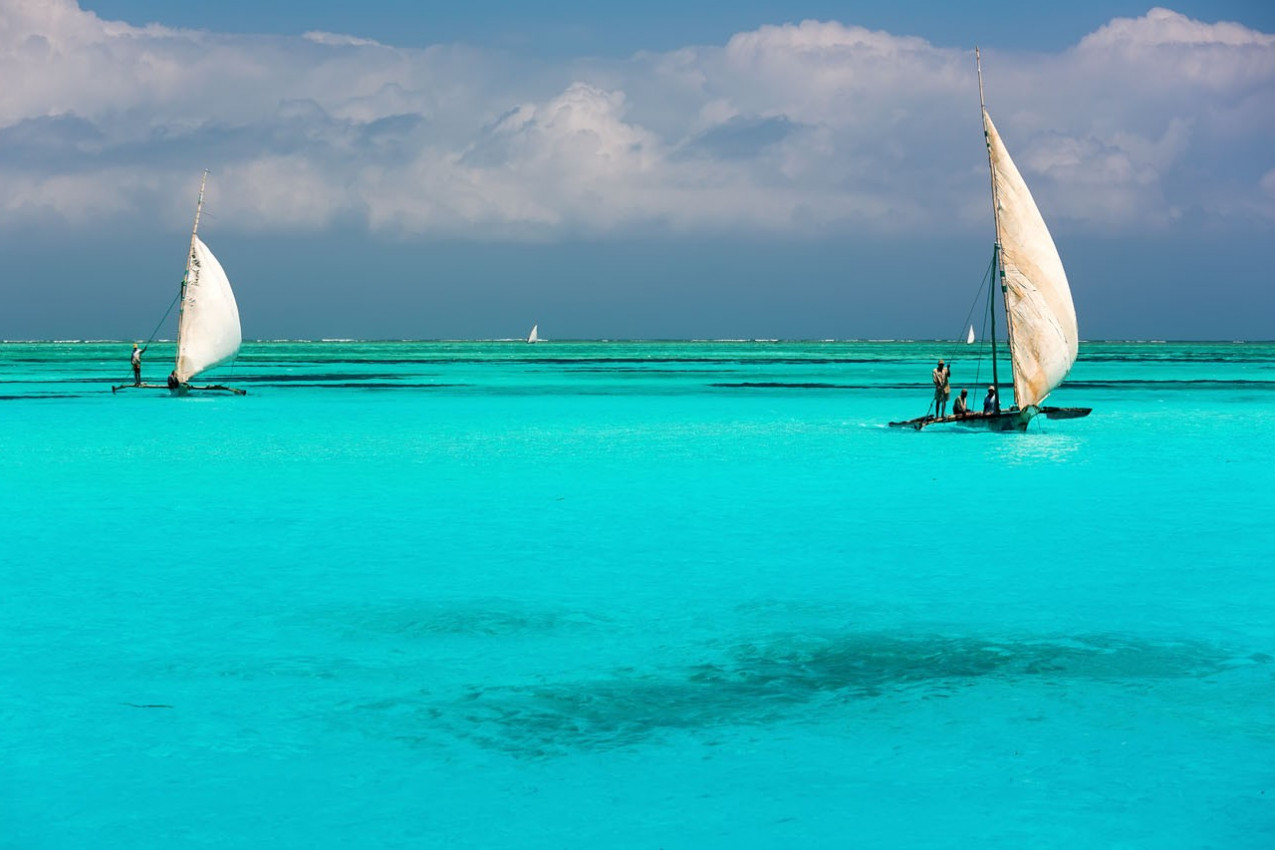 Jangadas nas águas azul turquesa no Oceano Índico 