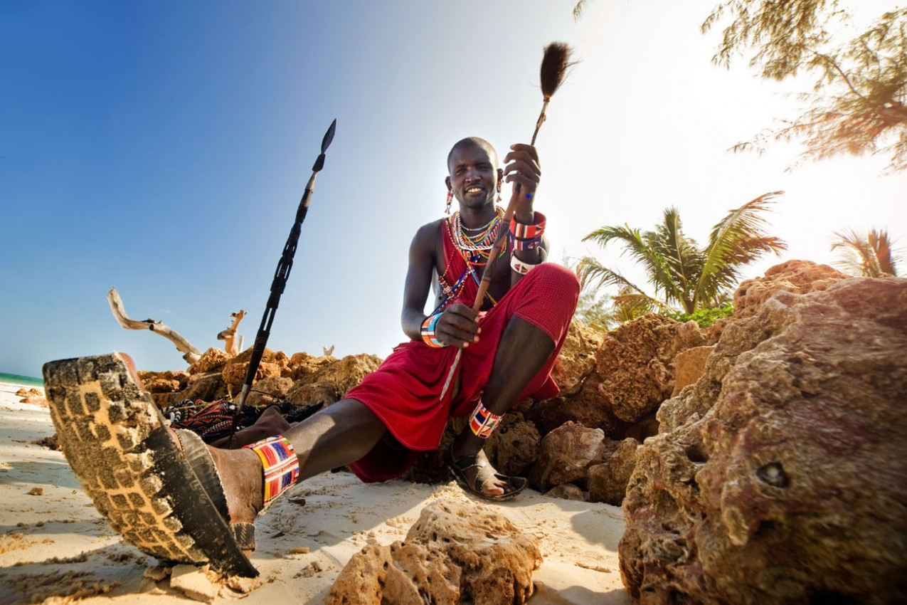 Maasai na praia. No Quênia