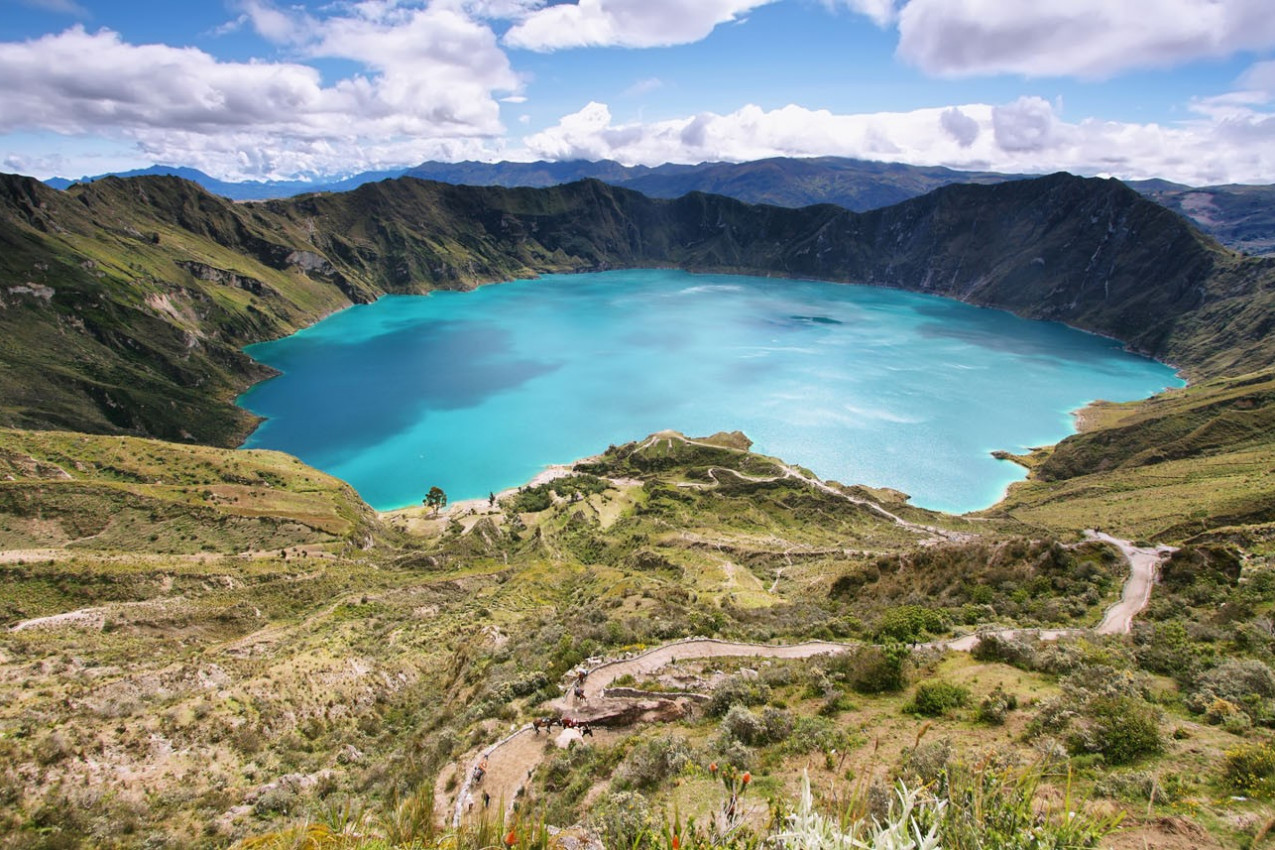 Maravilhosa vista do lago da cratera Quilotoa. Quilotoa é o vulcão ocidental na Cordilheira dos Andes e está localizado na região andina do Equador