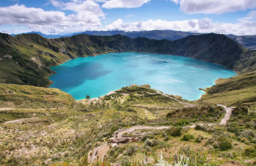 Maravilhosa vista do lago da cratera Quilotoa. Quilotoa é o vulcão ocidental na Cordilheira dos Andes e está localizado na região andina do Equador
