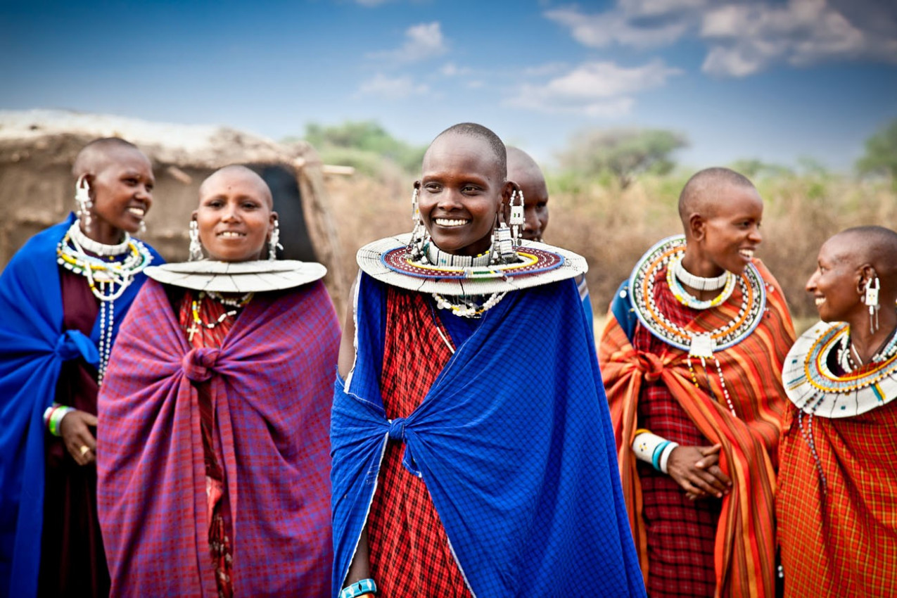 Mulheres do Masai com ornamentos tradicionais