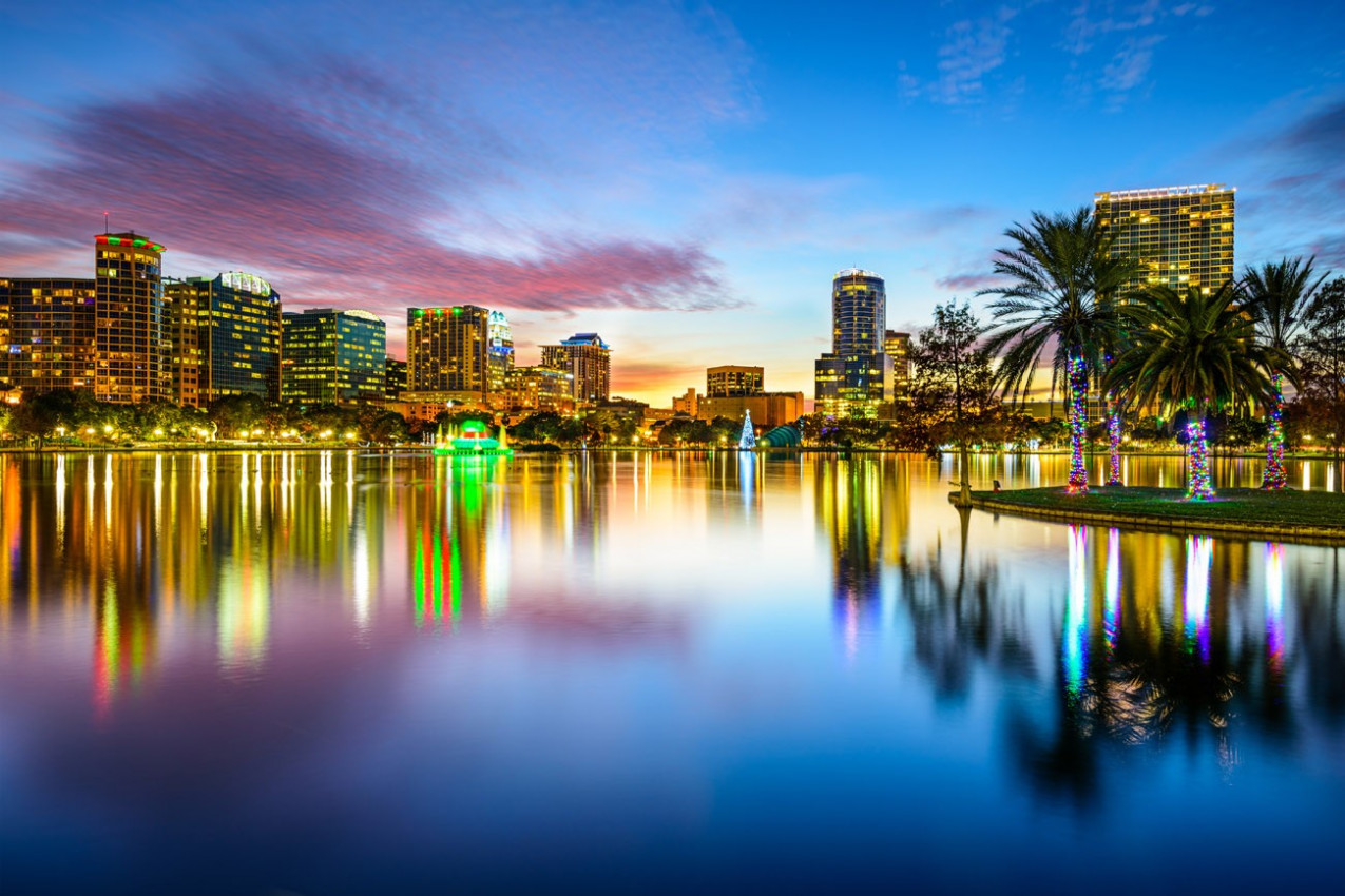 Florida downtown city skyline em Eola Lake Orlando