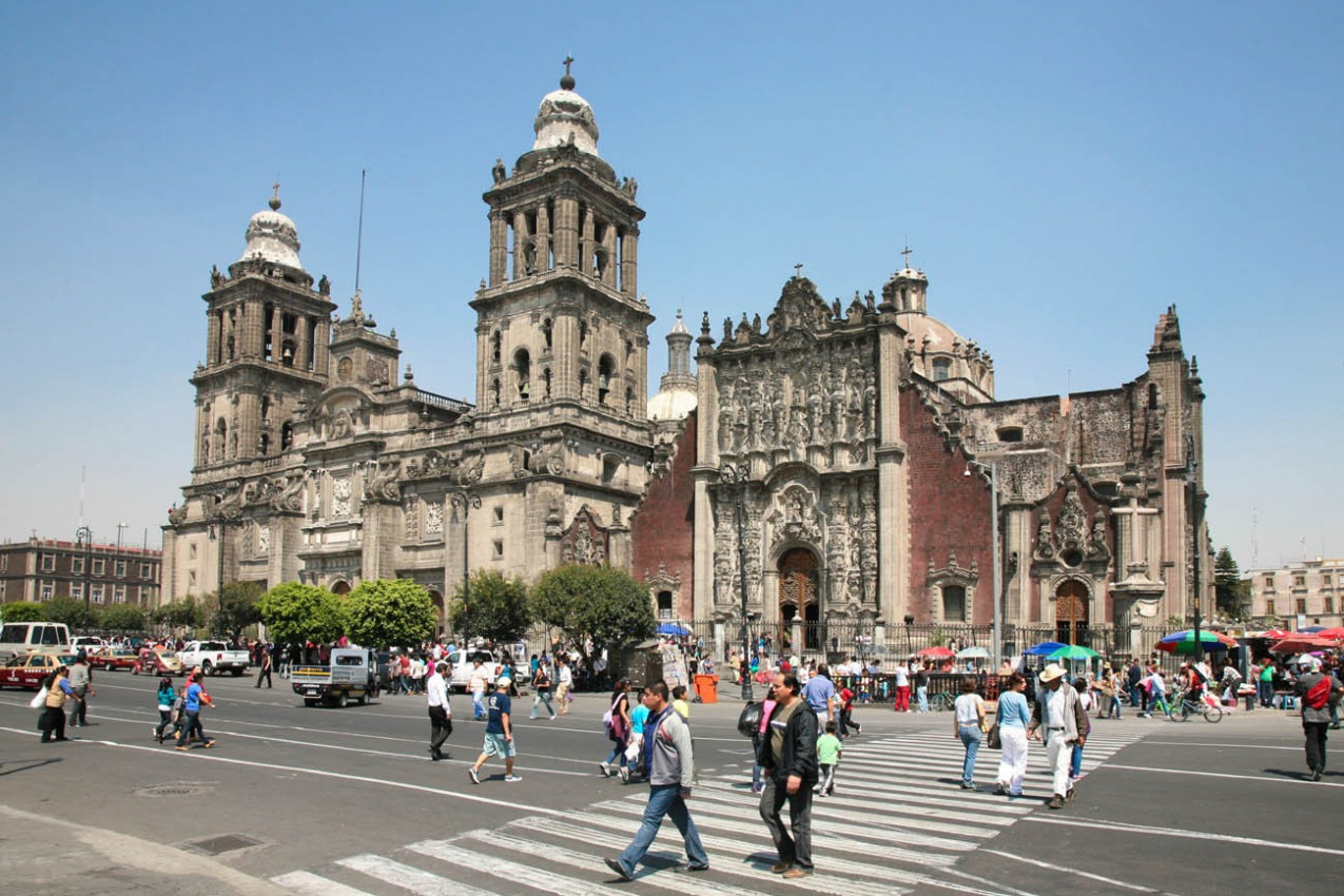 Praça da Constituição em frente a catedral metropolitana Cidade do Mexico