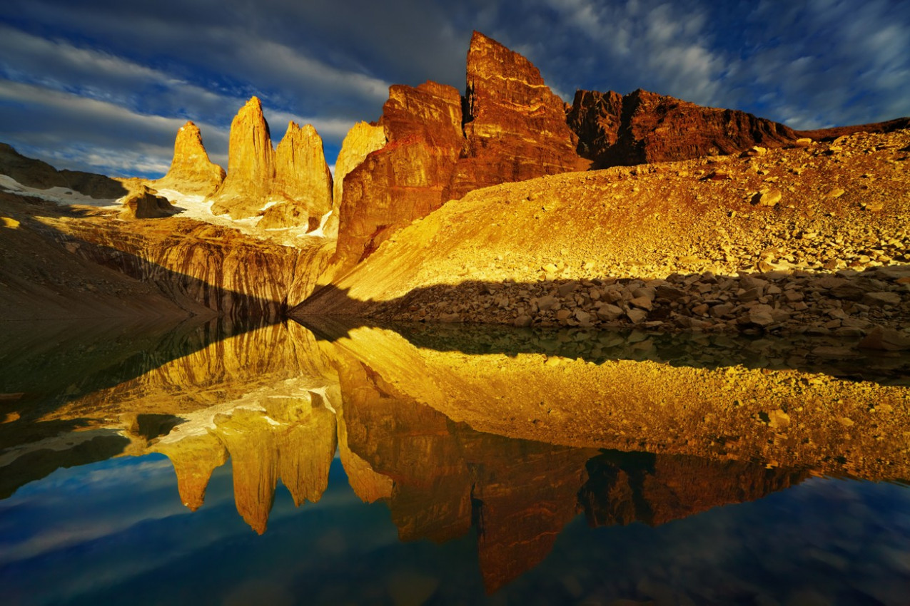 Reflexo do nascer do sol, parque nacional de Torres del Paine na Patagônia Chilena