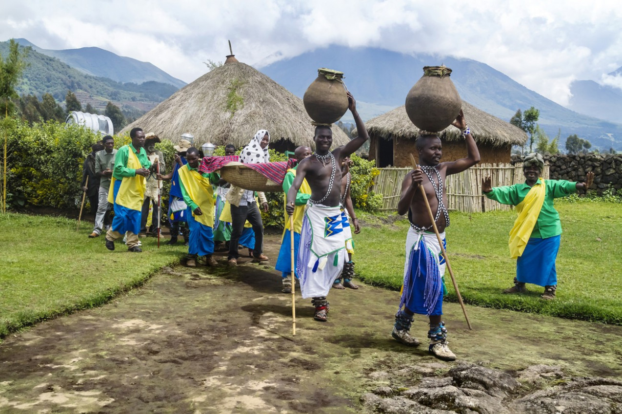 Ritual tribal da Tribo Batwa executam a dança tradicional Intore para comemorar o nascimento de um gorila de montanha em vias de extinção em Musa