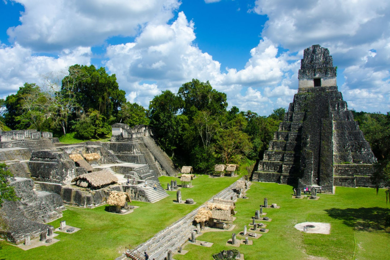 Tikal - Maya Ruínas na floresta tropical de Guatemala