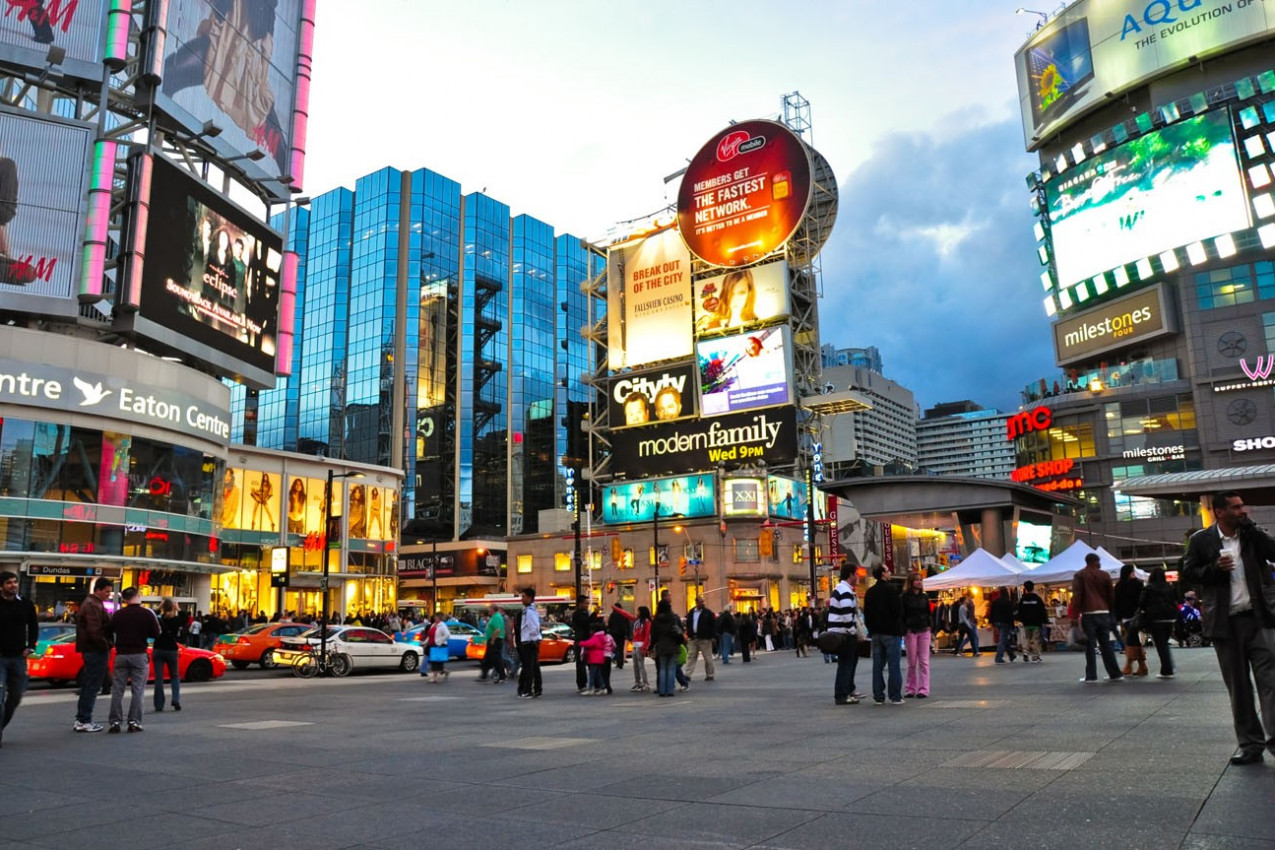Yonge Dunda Square centro comercial e praça que abriga eventos Toronto 