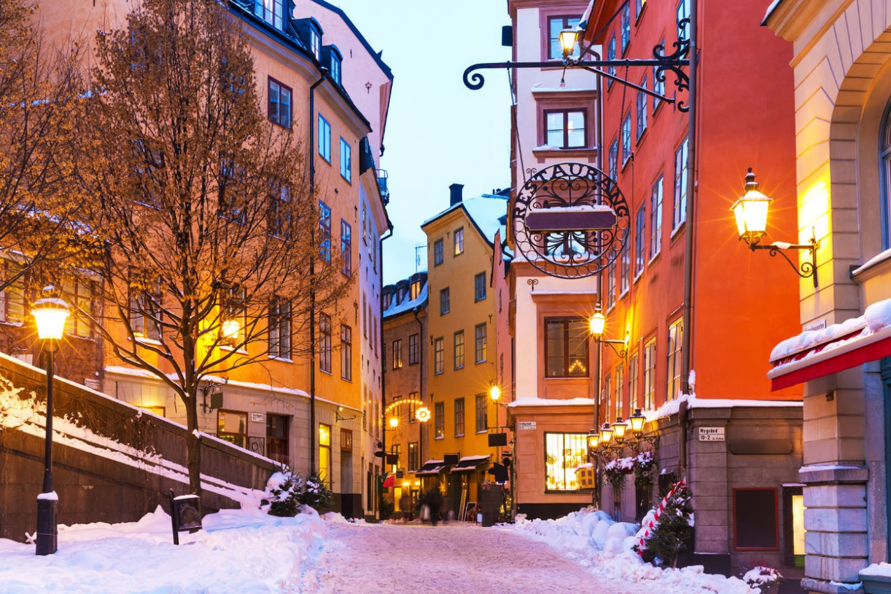 Cenário do inverno na Cidade Velha (Gamla Stan) em Estocolmo, Suécia