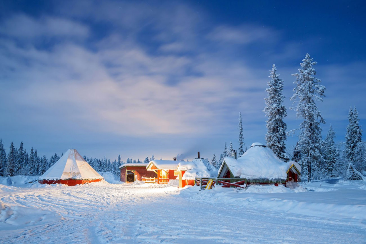 Paisagem do inverno em Kiruna Suécia Lapland na noite com fuga da estrela