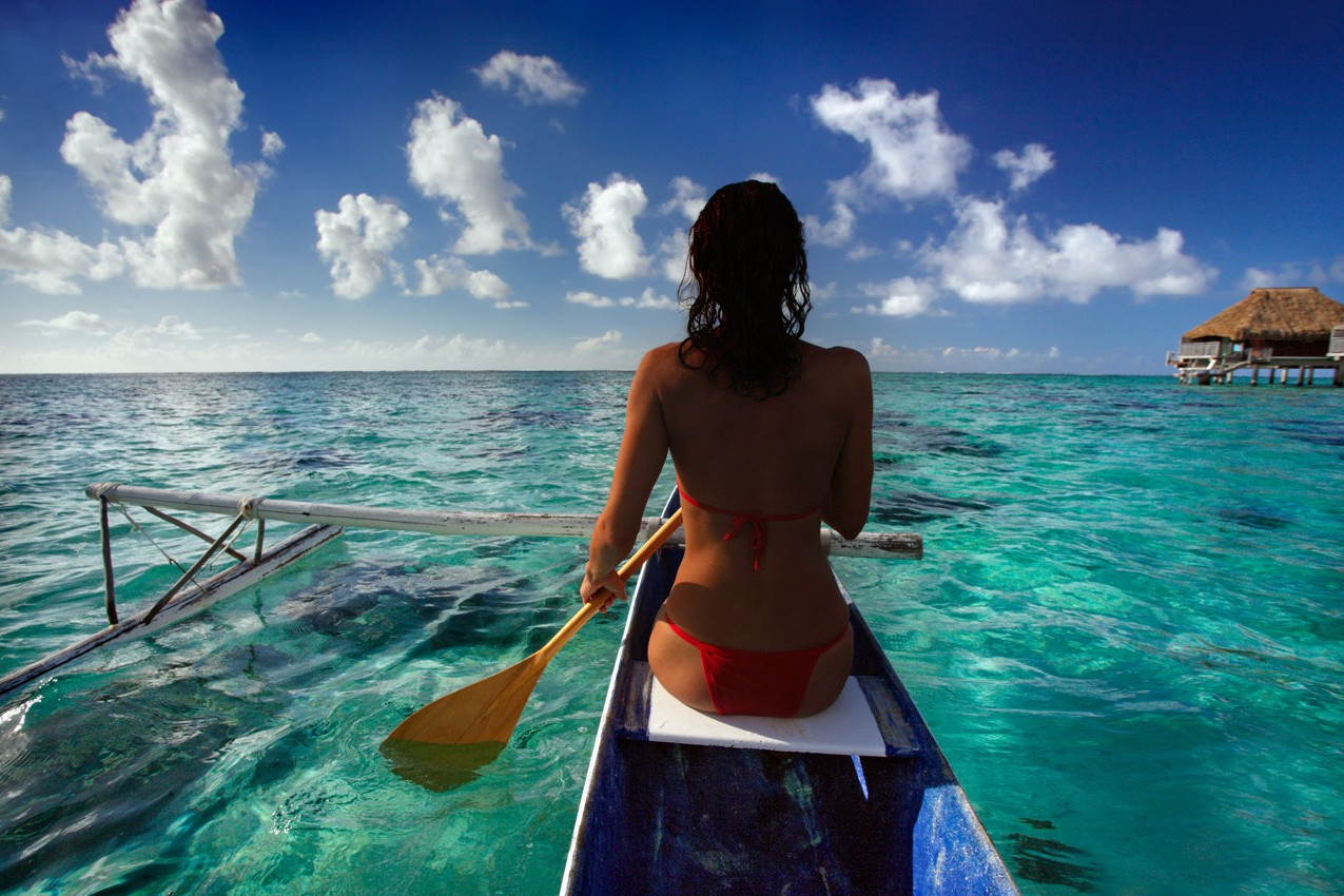 Remando uma canoa tipica do Tahiti