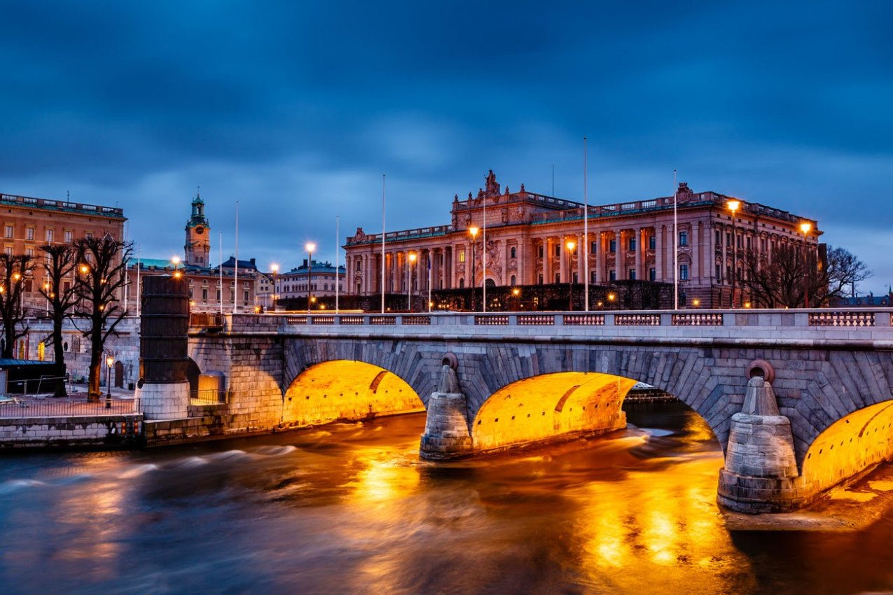 Riksdag e Norrbro Ponte na noite, Estocolmo, Suécia