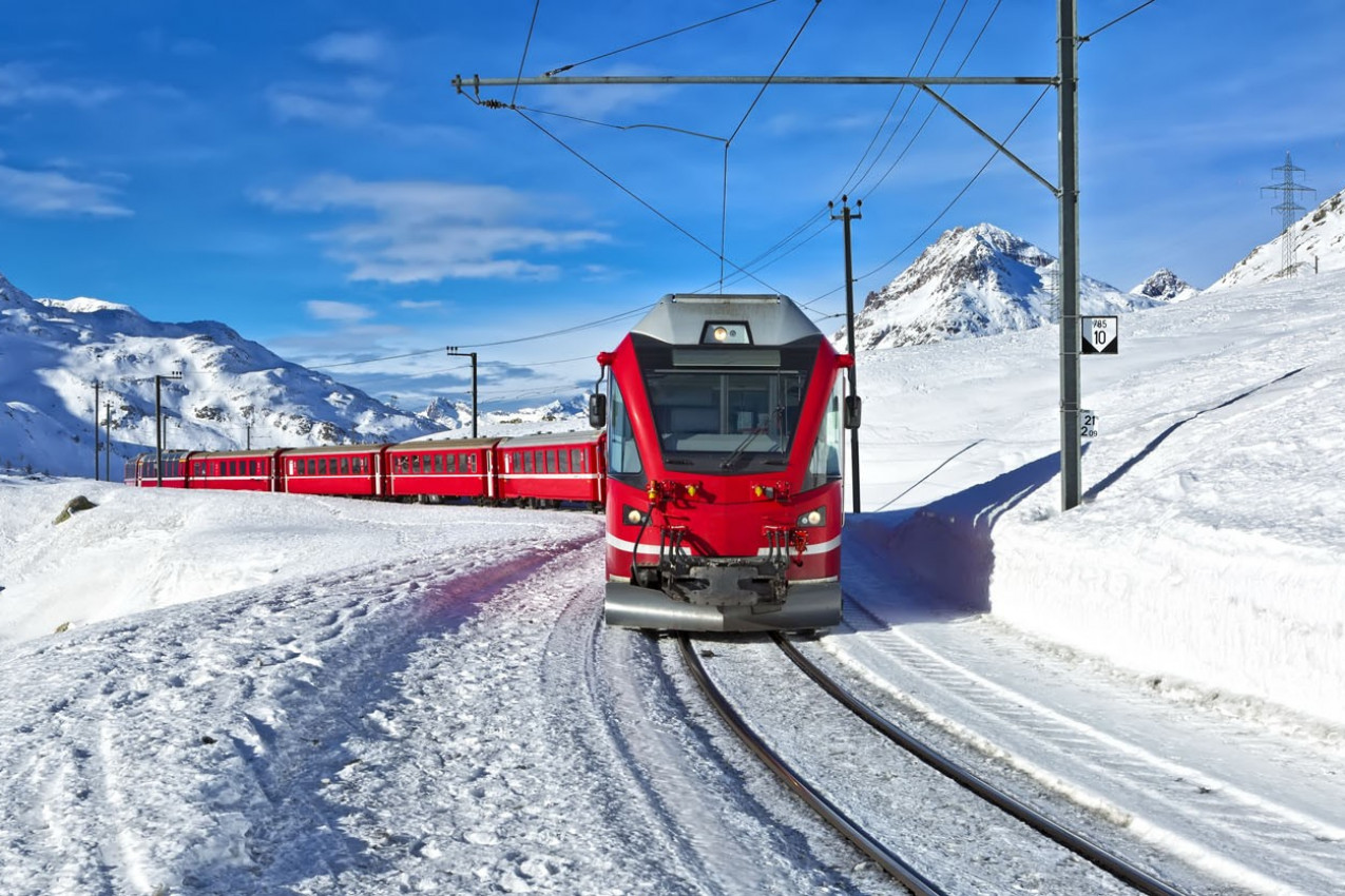 Um trem suíço correndo pela neve