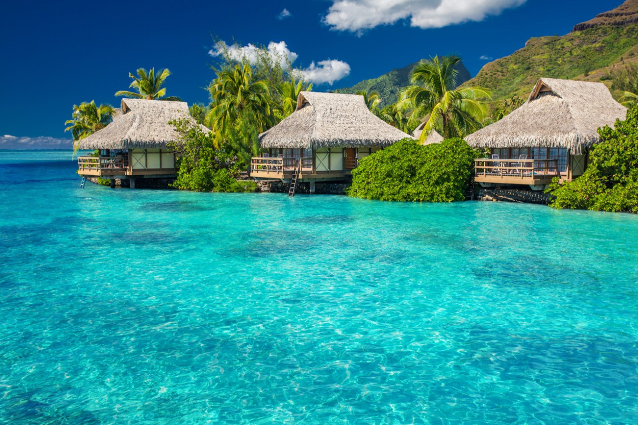 Villas sobre a água na lagoa de Moorea Island