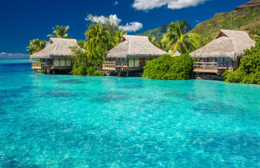 Villas sobre a água na lagoa de Moorea Island