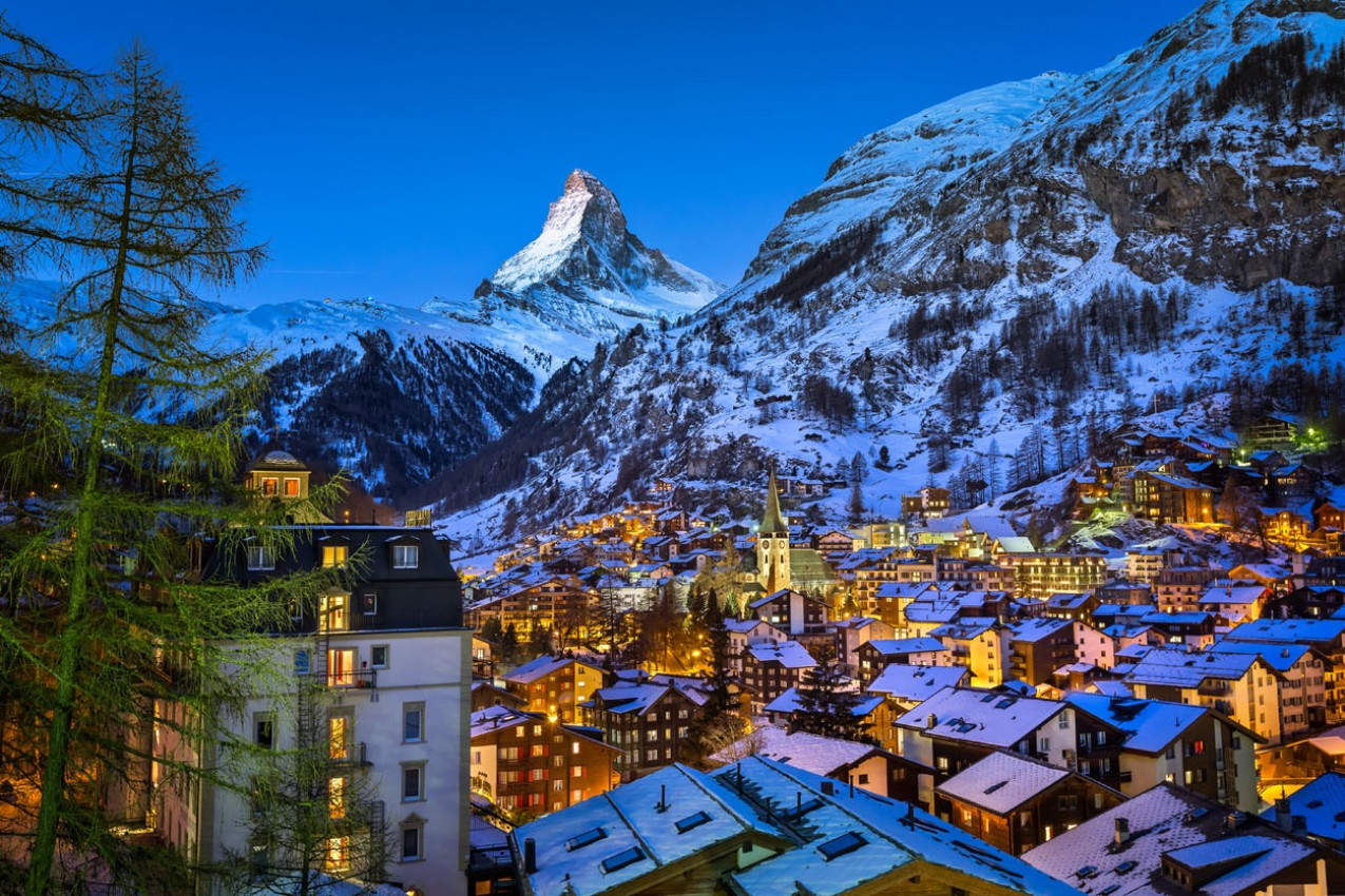 Vista aérea em Zermatt Valley e Matterhorn Peak at Dawn, Suíça