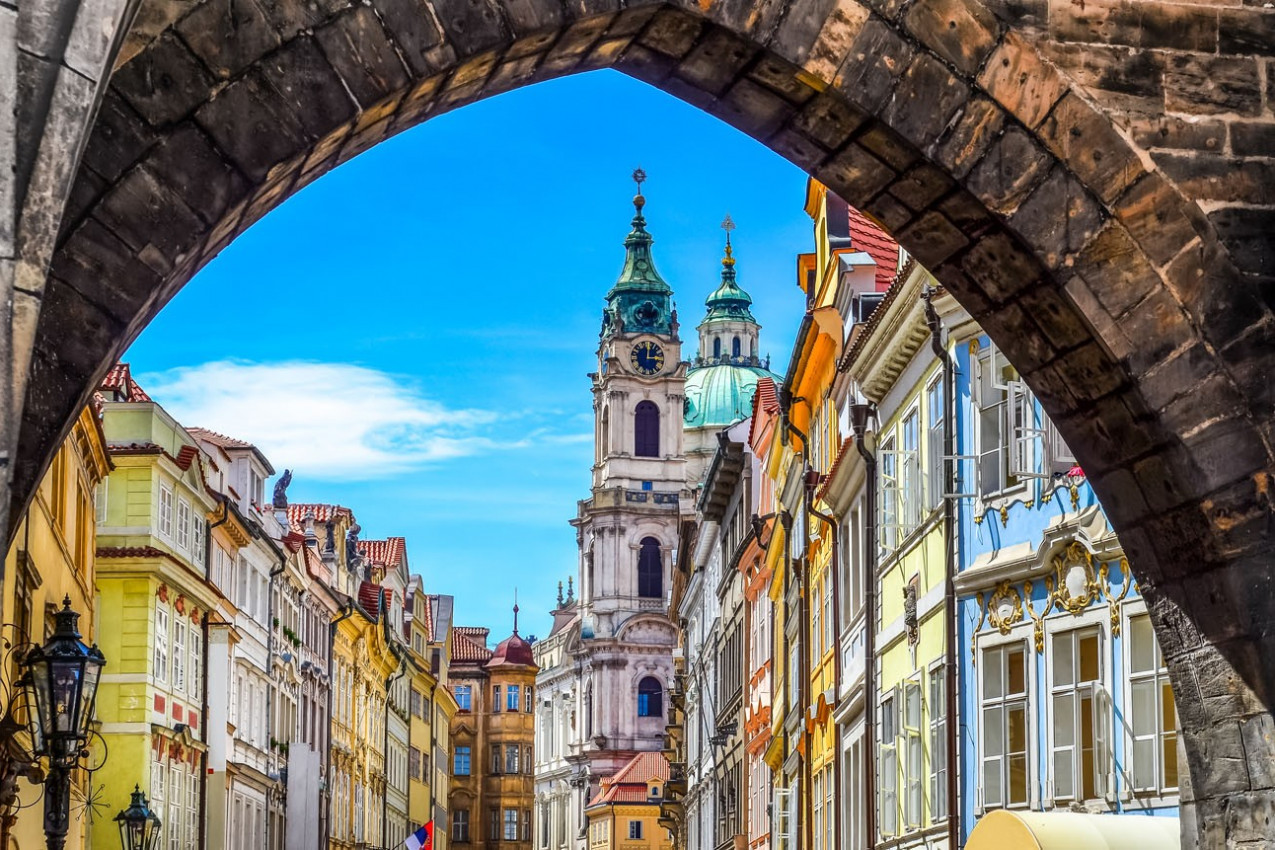 Vista do colorido cidade velha em Praga tomada da ponte Charles, República Checa