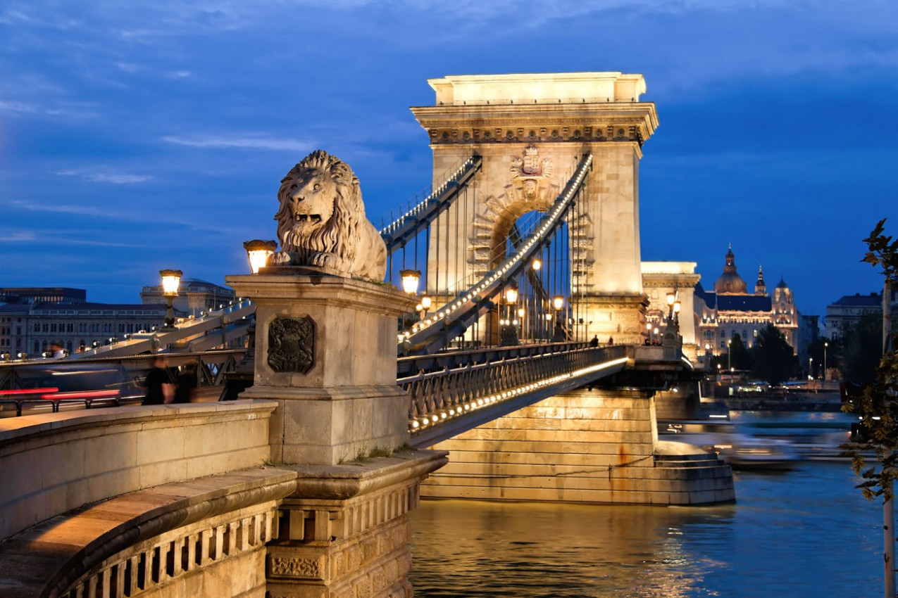A ponte Chain em Budapest na noite. Sightseeing em Hungria
